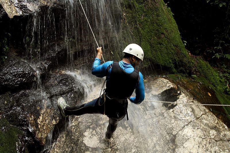 Louez une voiture de location Rent a Car et rejoignez les plus beaux sites de canyoning à la Réunion.