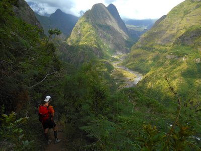 Louer une voiture à La Réunion reste la meilleure option pour parcourir l’île.